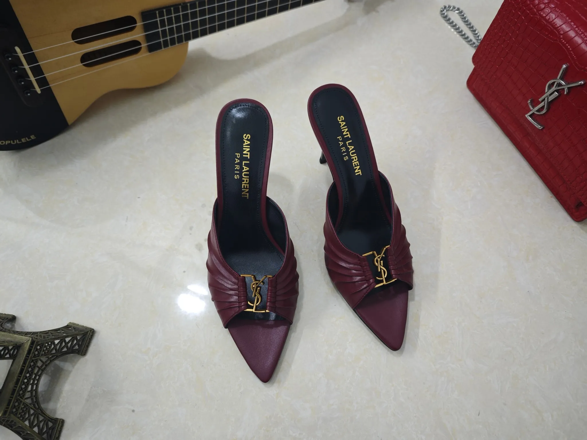 👟👟Ex-factory price 520👟👟 【Saint Laurent】Yves Saint Laurent, stiletto heel YSL sandals💃2025 early autumn counter synchronized with the latest styles, YSL, decoration👠 Classic and high-quality glamorous masterpieces, the hottest spring and summer series in the counter, with temperament, fashion, classic and attractive design style 😌The on-foot effect is particularly beautiful〰️, the material is imported from Italy, small black cow, imported black patent leather, lining, and foot pads; sheepskin, heel height, stiletto 9cm, size 35-41 (34.41.42 must be customized, non-returnable) outsole; imported genuine leather outsole, complete with counter packaging